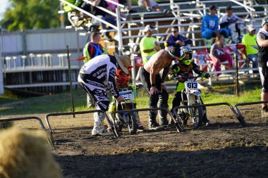 Arazi motosikletleri bir Supercross motor sporu yarışında pistte yarışıp dublörlük yaptılar..