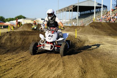 ATV dört tekerli bisikletler bir toprak pistte bir süper haç motorsporu yarışında yarışmış ve dublörlük yapmıştır..