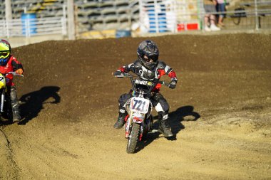 Arazi motosikletleri bir Supercross motor sporu yarışında pistte yarışıp dublörlük yaptılar..