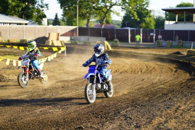 Arazi motosikletleri bir Supercross motor sporu yarışında pistte yarışıp dublörlük yaptılar..