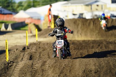 Arazi motosikletleri bir Supercross motor sporu yarışında pistte yarışıp dublörlük yaptılar..