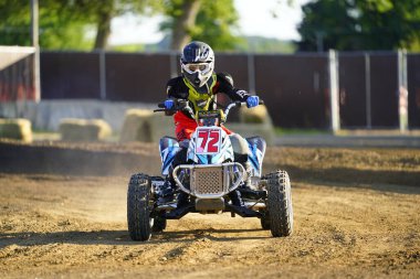 ATV dört tekerli bisikletler bir toprak pistte bir süper haç motorsporu yarışında yarışmış ve dublörlük yapmıştır..