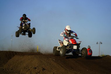 ATV dört tekerli bisikletler bir toprak pistte bir süper haç motorsporu yarışında yarışmış ve dublörlük yapmıştır..