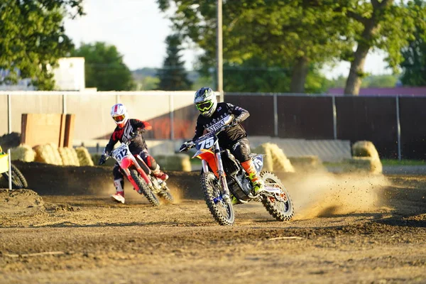 Dirt Bikes Rasten Und Vollführten Stunts Während Eines Supercross Motorsport — Stockfoto