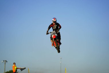 Arazi motosikletleri bir Supercross motor sporu yarışında pistte yarışıp dublörlük yaptılar..