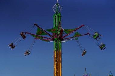 Cemaatten aileler gün içinde yerel bir lunaparktaki eğlence fuarında gezintiye çıkıp eğleniyorlardı..