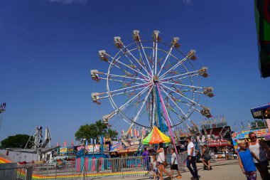 Cemaatten aileler gün içinde yerel bir lunaparktaki eğlence fuarında gezintiye çıkıp eğleniyorlardı..