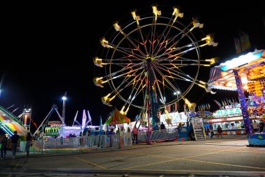 Cemaatten aileler, yerel bir lunaparkta eğlenmek için gece dışarı çıktılar..