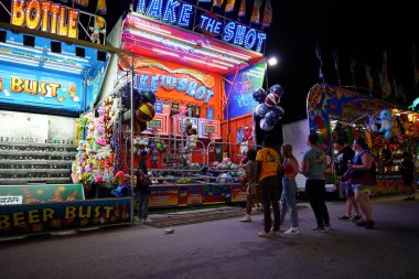 Fond du Lac, Wisconsin USA - 21 Temmuz 2023: Aileler adil oyunlar oynamak için gece dışarı çıktılar.