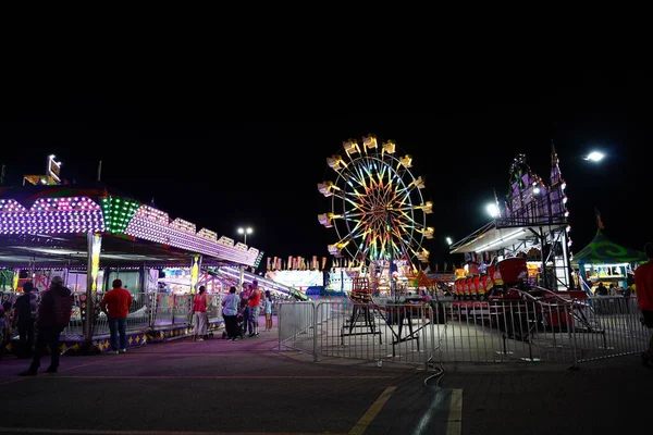 Familias Comunidad Salieron Durante Noche Para Divertirse Una Feria Local — Foto de Stock