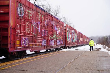 Portage, Wisconsin ABD - 10 Aralık 2022 Kanada Pasifik Noel Tatil Treni gündüz duraklıyor.