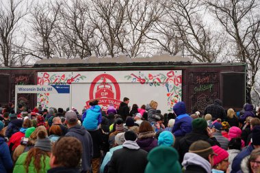 Portage, Wisconsin ABD - 10 Aralık 2022 Kanada Pasifik Noel Tatil Treni gündüz duraklıyor.