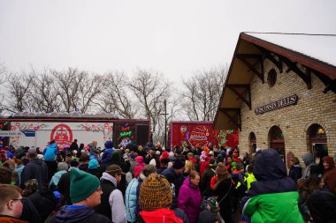 Portage, Wisconsin ABD - 10 Aralık 2022 Kanada Pasifik Noel Tatil Treni gündüz duraklıyor.