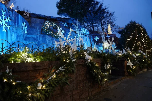 Güzel Mavi ve Beyaz Noel süslemeleri dışarıda.