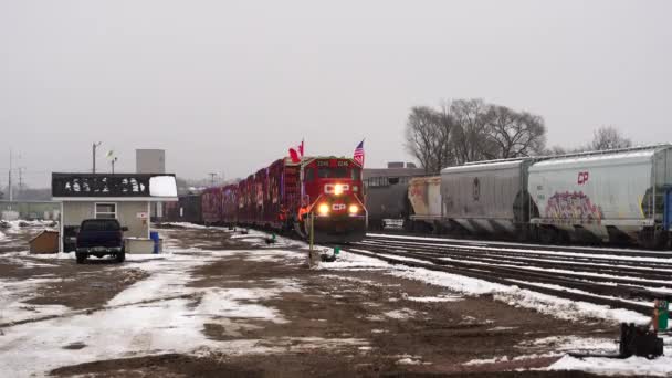 美国威斯康星州波蒂奇 2022年12月10日 加拿大太平洋圣诞假期列车在当天停靠 — 图库视频影像