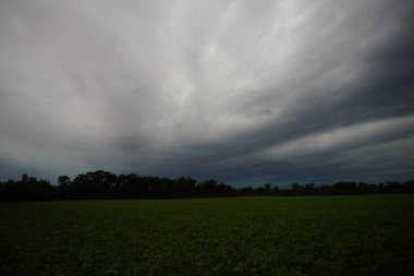 Akşamları dramatik bulutlu gökyüzü manzarası
