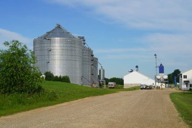 Tomah, Wisconsin ABD - 9 Temmuz 2022: Tahıl asansörü siloları kırsalda oturuyor.