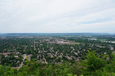 La Crosse, Wisconsin ABD - 9 Temmuz 2022 Grand Bluff 'taki La Crosse şehri manzarası üzerine.