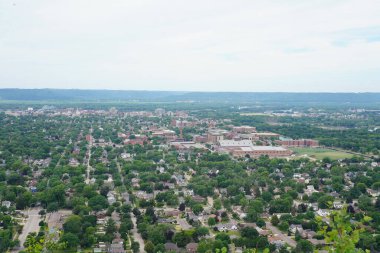 La Crosse, Wisconsin ABD - 9 Temmuz 2022 Grand Bluff 'taki La Crosse şehri manzarası üzerine.