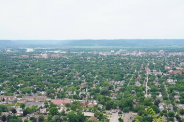 La Crosse, Wisconsin ABD - 9 Temmuz 2022 Grand Bluff 'taki La Crosse şehri manzarası üzerine.