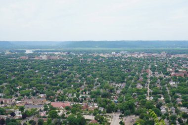 La Crosse, Wisconsin ABD - 9 Temmuz 2022 Grand Bluff 'taki La Crosse şehri manzarası üzerine.