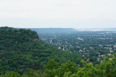 La Crosse, Wisconsin ABD - 9 Temmuz 2022 Grand Bluff 'taki La Crosse şehri manzarası üzerine.