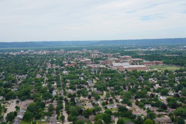 La Crosse, Wisconsin ABD - 9 Temmuz 2022 Grand Bluff 'taki La Crosse şehri manzarası üzerine.