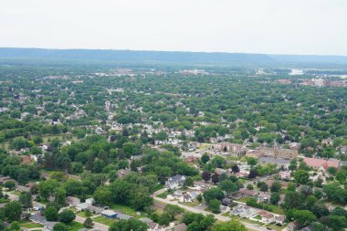 La Crosse, Wisconsin ABD - 9 Temmuz 2022 Grand Bluff 'taki La Crosse şehri manzarası üzerine.