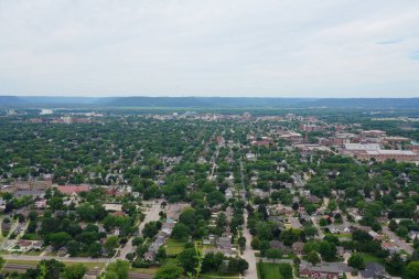 La Crosse, Wisconsin ABD - 9 Temmuz 2022 Grand Bluff 'taki La Crosse şehri manzarası üzerine.