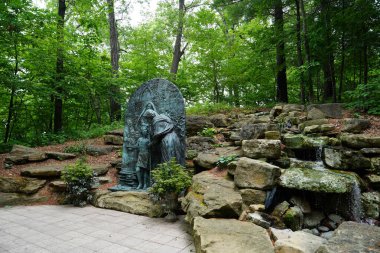 La Crosse, Wisconsin ABD - 2 Temmuz 2022 Kutsal Sanatlar ve Kutsal İsa 'nın Anıtları Guadalupe Anıtı Tapınağı' nda Tespih Yürüyüşü