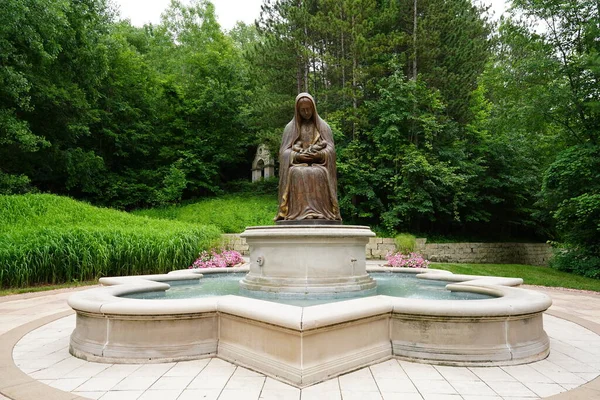 La Crosse, Wisconsin ABD - 2 Temmuz 2022 Guadalupe Leydimizin Tapınağı 'nda doğmamış olanların anısına