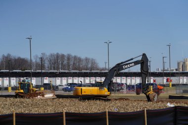 Vinçleri ve ekipmanları olan bir inşaat alanı