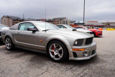 Baraboo, Wisconsin ABD - 30 Nisan 2022: Ford Mustang arabaları Ho-Chunck Kumarhanesi 'ndeki bir Cause araba fuarı için Cruise' da gösteriliyor.