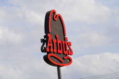 Tomah, Wisconsin USA - 12 Mayıs 2023: Arby 'nin restoran ilanı müşteriler için dışarıda.