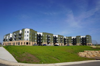 Şehirdeki modern apartman.