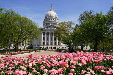 Madison, Wisconsin ABD - 9 Mayıs 2023: Madison, Wisconsin Eyalet Hükümet Binası.