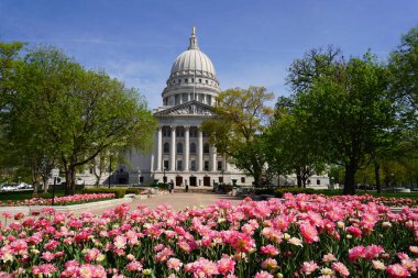 Madison, Wisconsin ABD - 9 Mayıs 2023: Madison, Wisconsin Eyalet Hükümet Binası.