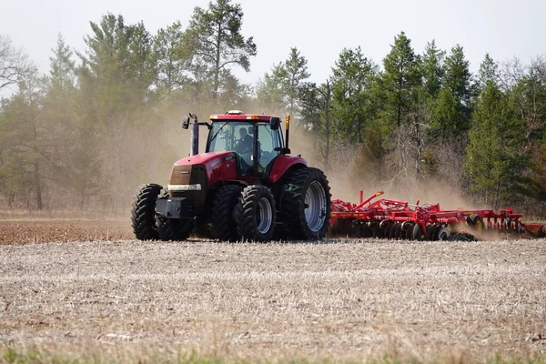 Nova Lisboa Wisconsin Eua Maio 2022 Agricultor Dirigindo Trator Magnum — Fotografia de Stock