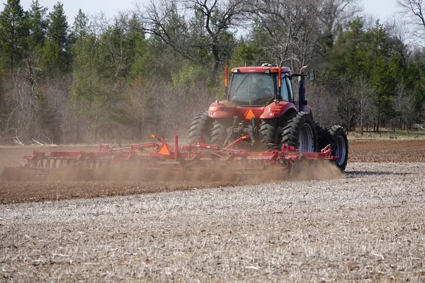 Nova Lisboa Wisconsin Eua Maio 2022 Agricultor Dirigindo Trator Magnum — Fotografia de Stock