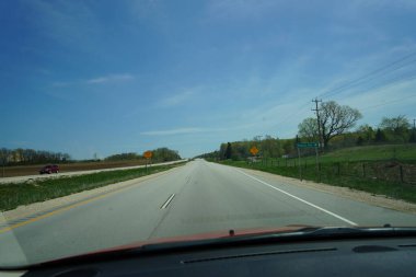 Şehir manzaralı yol. Arabadan.