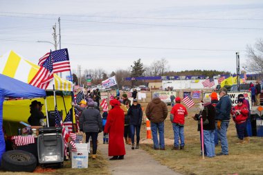 Oakdale, Wisconsin ABD - 4 Mart 2022: Yanlısı Amerikalılar ve Trump taraftarları Loves Fuel istasyonunda toplandı ve Wisconsin 'de seyahat eden Özgürlük Konvoyuna destek gösterdiler..