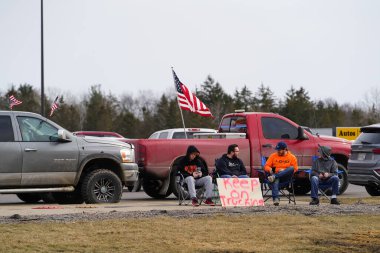 Oakdale, Wisconsin ABD - 4 Mart 2022: Yanlısı Amerikalılar ve Trump taraftarları Loves Fuel istasyonunda toplandı ve Wisconsin 'de seyahat eden Özgürlük Konvoyuna destek gösterdiler..