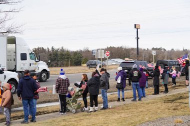 Oakdale, Wisconsin ABD - 4 Mart 2022: Pro Amerikalılar ve Trump taraftarları, I90 ve I94 otobanlarında Özgürlük Konvoyuna destek veren bayraklar sallayarak toplandılar.