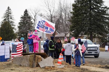 Oakdale, Wisconsin ABD - 4 Mart 2022: Yanlısı Amerikalılar ve Trump taraftarları Loves Fuel istasyonunda toplandı ve Wisconsin 'de seyahat eden Özgürlük Konvoyuna destek gösterdiler..