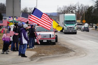 Oakdale, Wisconsin ABD - 4 Mart 2022: Yanlısı Amerikalılar ve Trump taraftarları Loves Fuel istasyonunda toplandı ve Wisconsin 'de seyahat eden Özgürlük Konvoyuna destek gösterdiler..