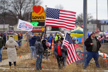 Oakdale, Wisconsin ABD - 4 Mart 2022: Yanlısı Amerikalılar ve Trump taraftarları Loves Fuel istasyonunda toplandı ve Wisconsin 'de seyahat eden Özgürlük Konvoyuna destek gösterdiler..