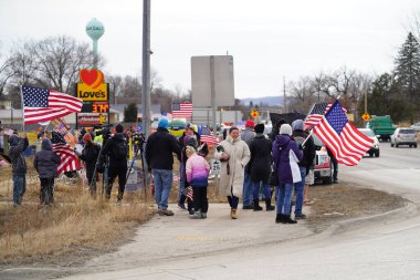 Oakdale, Wisconsin ABD - 4 Mart 2022: Yanlısı Amerikalılar ve Trump taraftarları Loves Fuel istasyonunda toplandı ve Wisconsin 'de seyahat eden Özgürlük Konvoyuna destek gösterdiler..