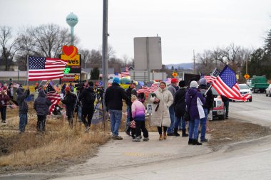 Oakdale, Wisconsin ABD - 4 Mart 2022: Yanlısı Amerikalılar ve Trump taraftarları Loves Fuel istasyonunda toplandı ve Wisconsin 'de seyahat eden Özgürlük Konvoyuna destek gösterdiler..