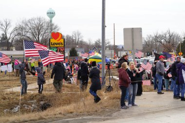 Oakdale, Wisconsin ABD - 4 Mart 2022: Yanlısı Amerikalılar ve Trump taraftarları Loves Fuel istasyonunda toplandı ve Wisconsin 'de seyahat eden Özgürlük Konvoyuna destek gösterdiler..