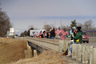 Oakdale, Wisconsin ABD - 4 Mart 2022: Pro Amerikalılar ve Trump taraftarları, I90 ve I94 otobanlarında Özgürlük Konvoyuna destek veren bayraklar sallayarak toplandılar.